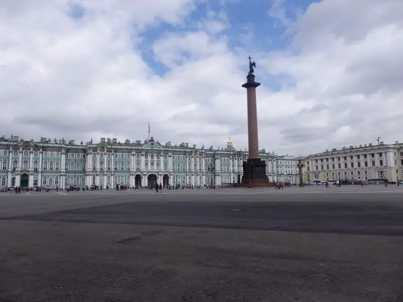 St Petersburg 4 day itinerary- things to see and things to do in this amazingly beautiful Russian city.