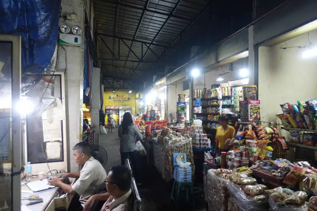 Dau Bus Terminal at 4am. You can purchase snacks and drinks here. There's a limited selection of hot food and drinks too.